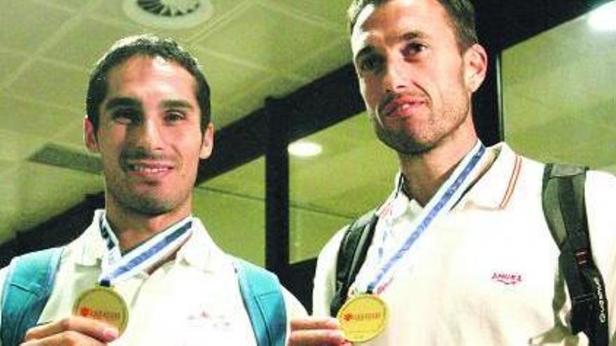 Álvaro Fernández Fiuza y Walter Bouzán, con sus medallas, ayer, en el aeropuerto de Asturias .