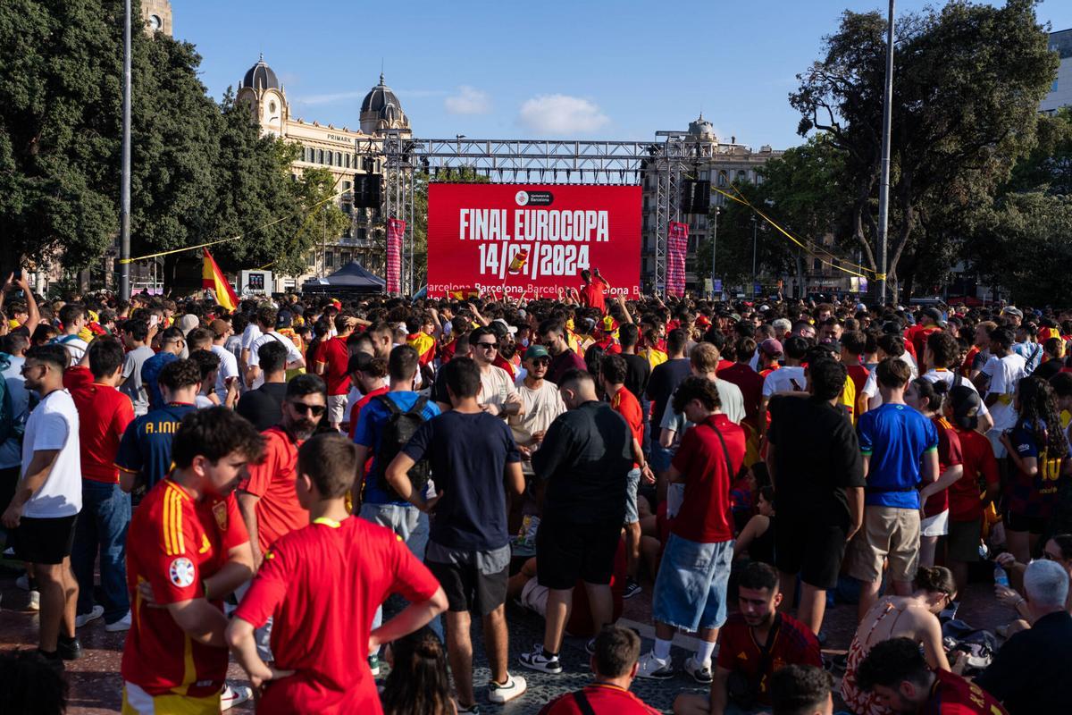 Pantalla gigante en la plaza Catalunya, en Barcelona, para la final de la Eurocopa que España ganó en 2024.