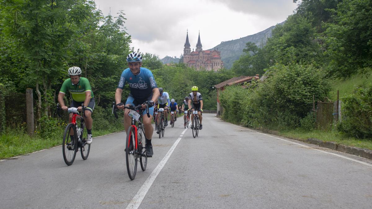 Tres mil deportistas llenan Cangas de Onís en el Desafío Lagos de Covadonga  de cicloturismo - La Nueva España