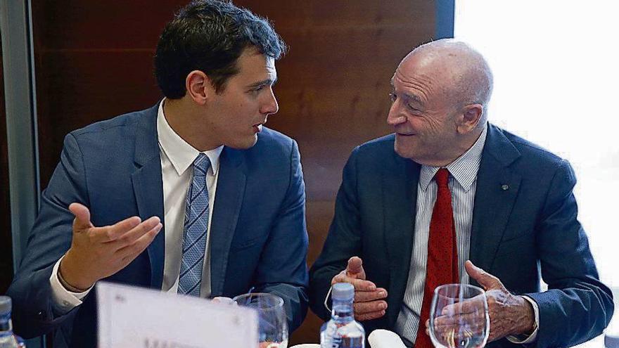 Albert Rivera, ayer con el exministro Abel Matutes, en un desayuno informativo.