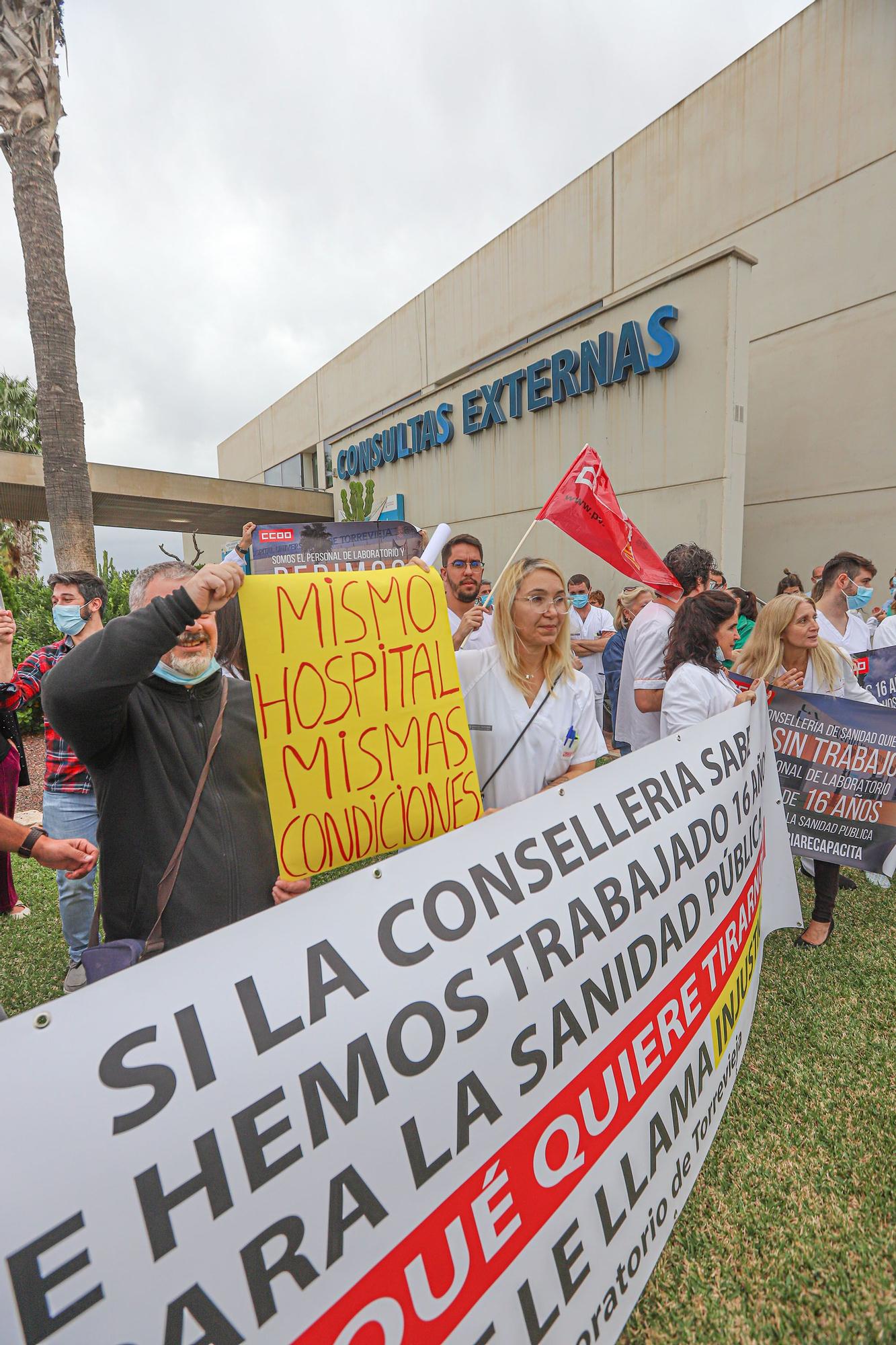 La plantilla del laboratorio del hospital de Torrevieja reclama a la Generalitat que no les deje en la calle