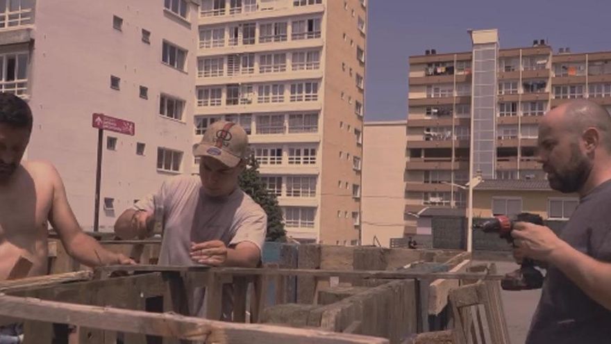 San Xoán en el barrio de las Flores: un fuego que une generaciones
