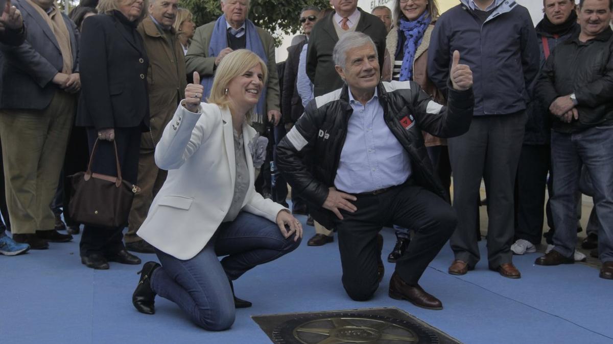 María José García Pelayo junto con el piloto italiano Agostini