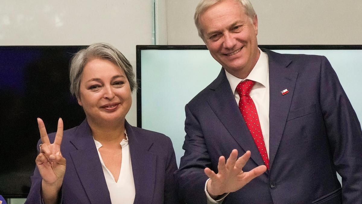 Los candidatos a las elecciones presidenciales chilenas, Jeannette Jara y José Antonio Kast, durante un debate este jueves.