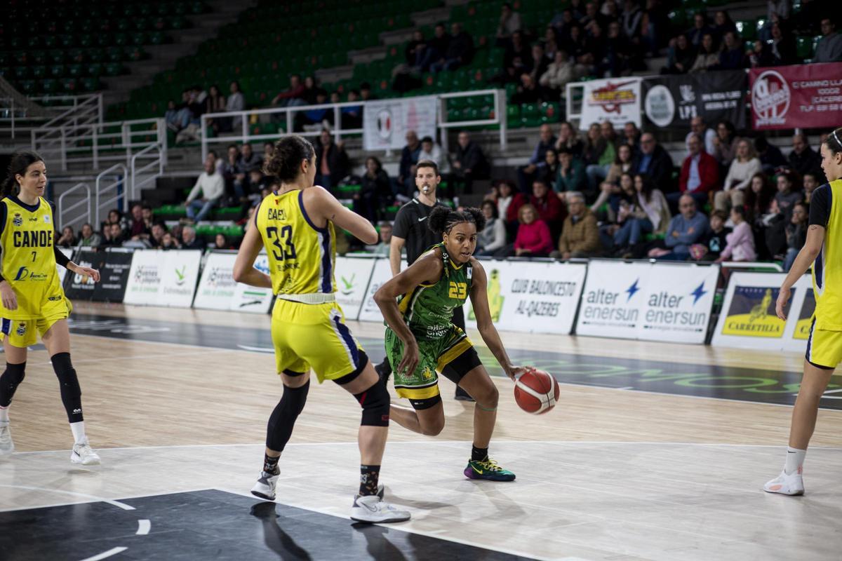 Bre Scott, en una jugada de ataque del Al-Qázeres.