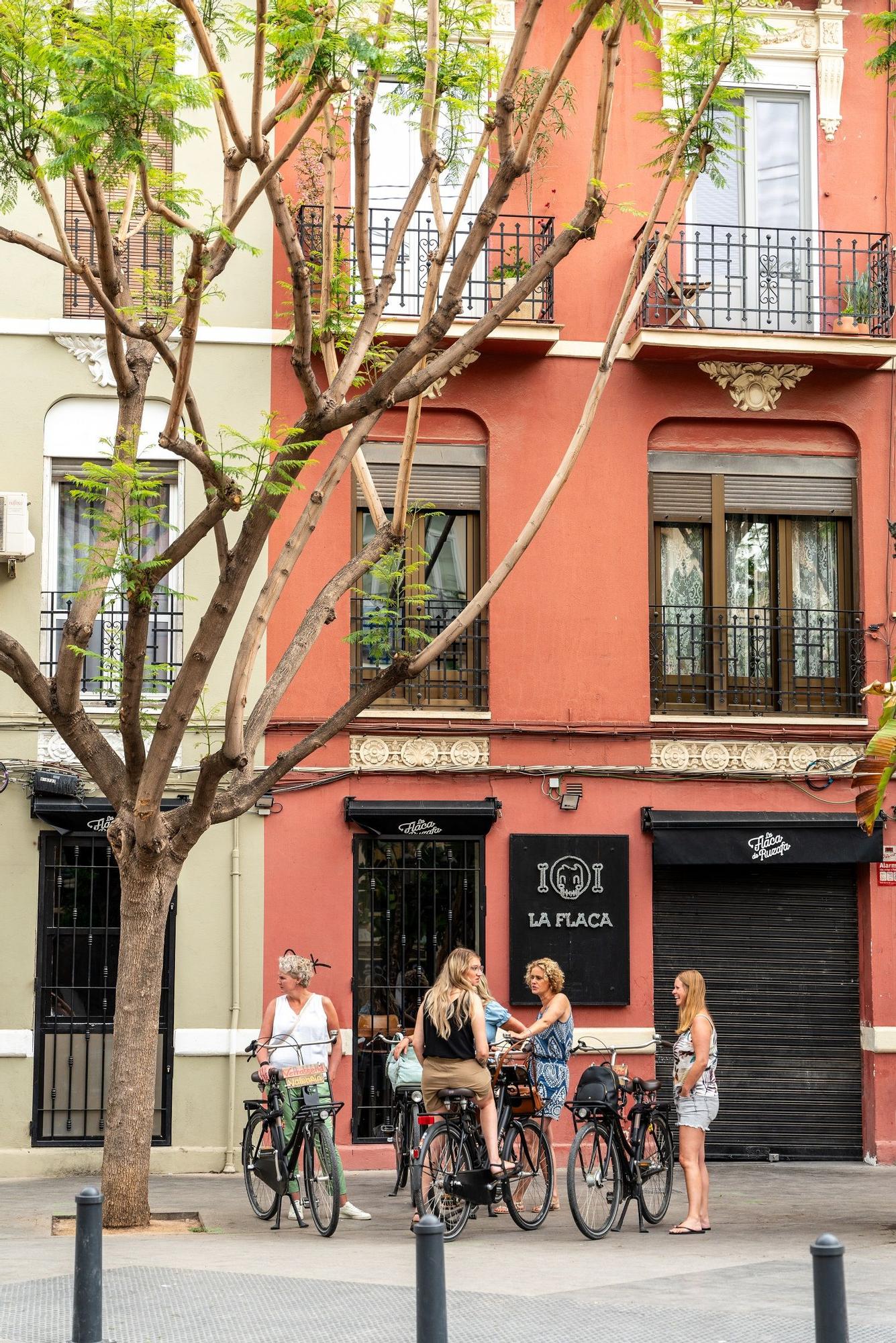 Ciclistas frente al restaurante La Flaca de Ruzafa.