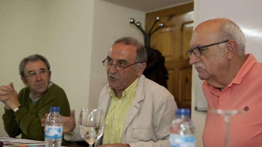 Francisco Villar, Jaume Carbonell y José Luis Busto, en la Casa de la Buelga de Ciaño.