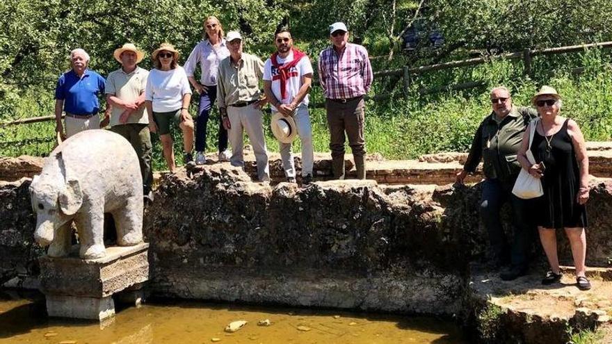 El Círculo Cultural Beatriz Enríquez de Arana impulsa la limpieza de la Fuente del Elefante de Trassierra.