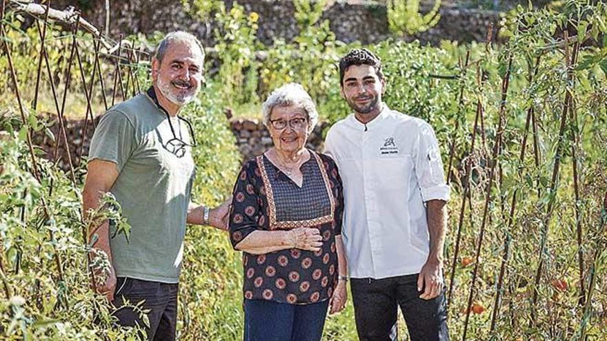 Benet Vicens junto a su hijo Jaume y su madre Catalina Mayol.