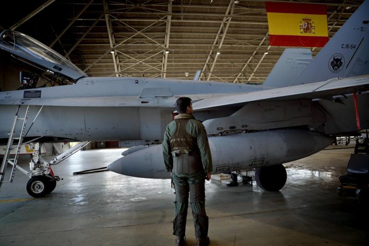 Un oficial del Ala 12 del Ejército del Aire, con su caza F 18 en la base aérea de Torrejón (Madrid).
