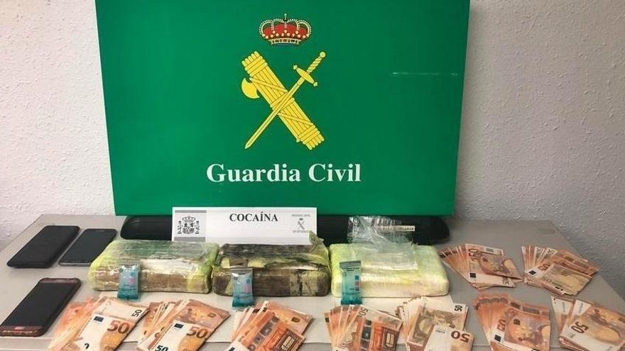 Detenido cuando transportaba bajo el asiento del coche tres kilos de cocaína cerca de Almendralejo