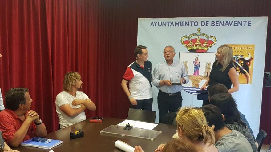 El alcalde entrega un obsequio al veterinario Juan San Román por su colaboración con las fiestas.