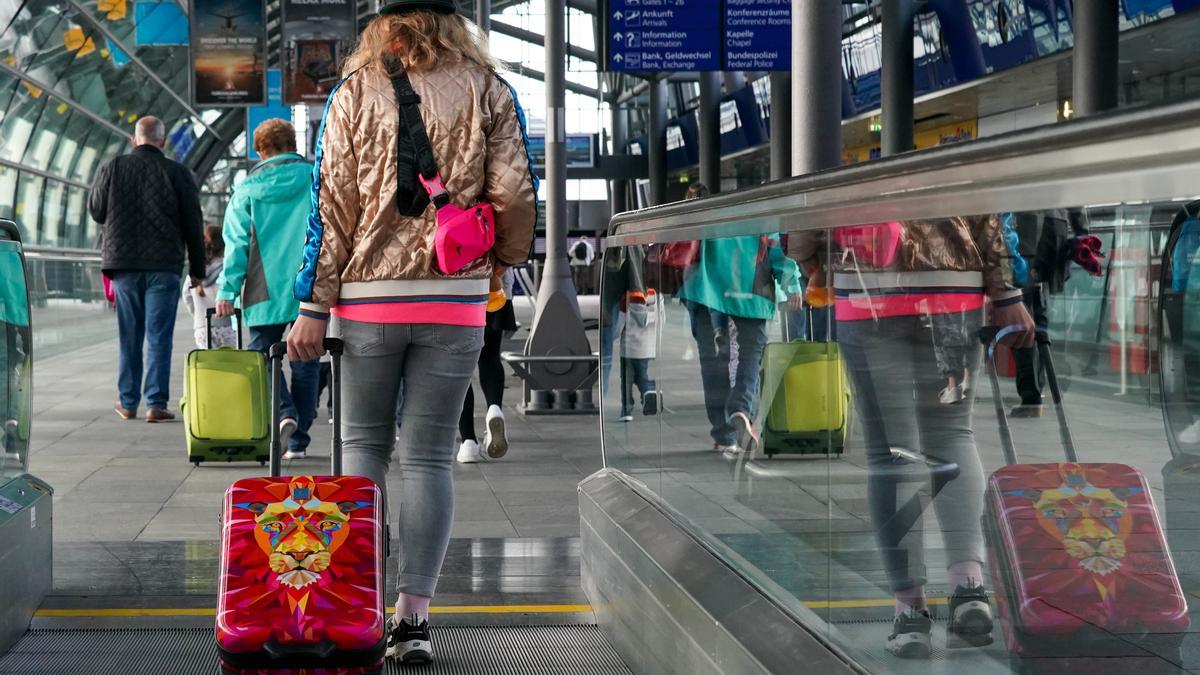 Reisende am Flughafen Leipzig zu Beginn der Herbstferien (16.10.).