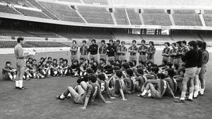 Laureano Ruiz da instrucciones en el Camp Nou a jugadores y técnicos, años 70.