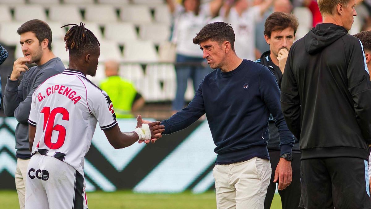 Pablo Hernández saluda a Brian Cipenga, en el SkyFi Castalia.