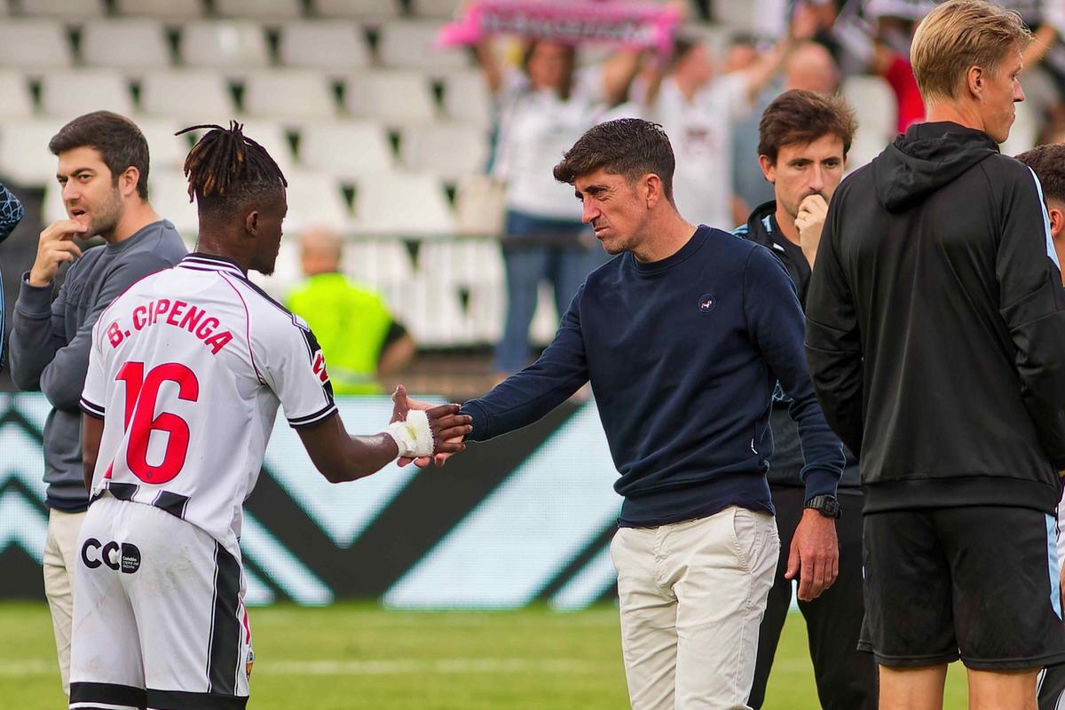 Pablo Hernández saluda a Brian Cipenga, en el SkyFi Castalia.