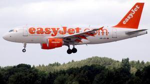 Un avión de la aerolínea easyJet que aterriza en un aeropuerto. EFE/Maurizio Gambarini/Archivo