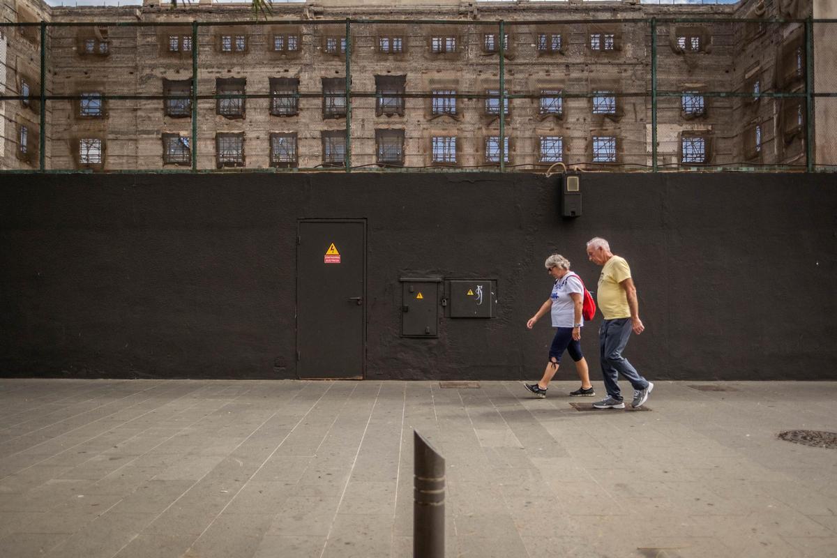 Dos personas pasan por delante del anexo al Cabildo de Tenerife