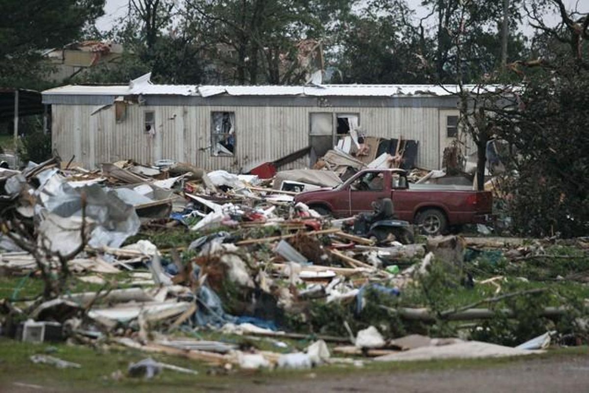 El pas del tornado destrueix vivendes i cotxes a l’oest de Shawnee, a Oklahoma.