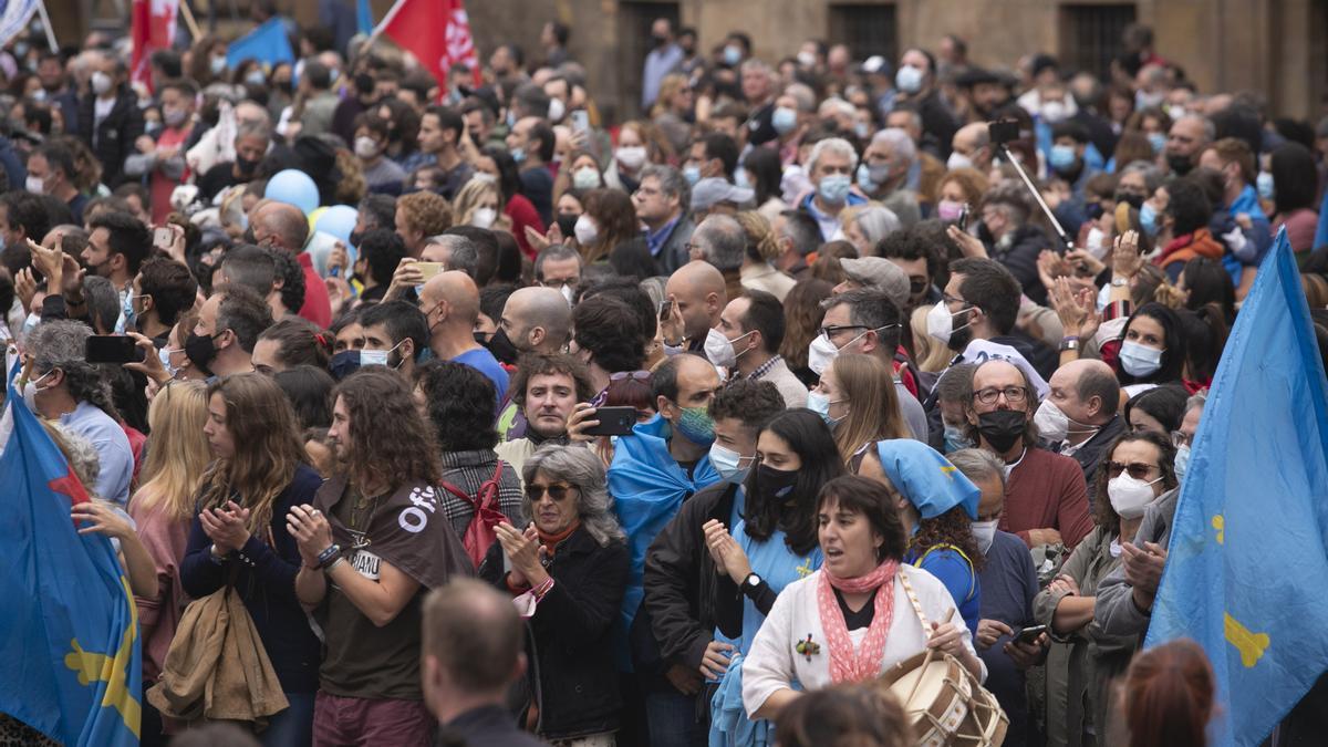 Los partidarios de la cooficialidad del asturiano se manifiestan en Oviedo