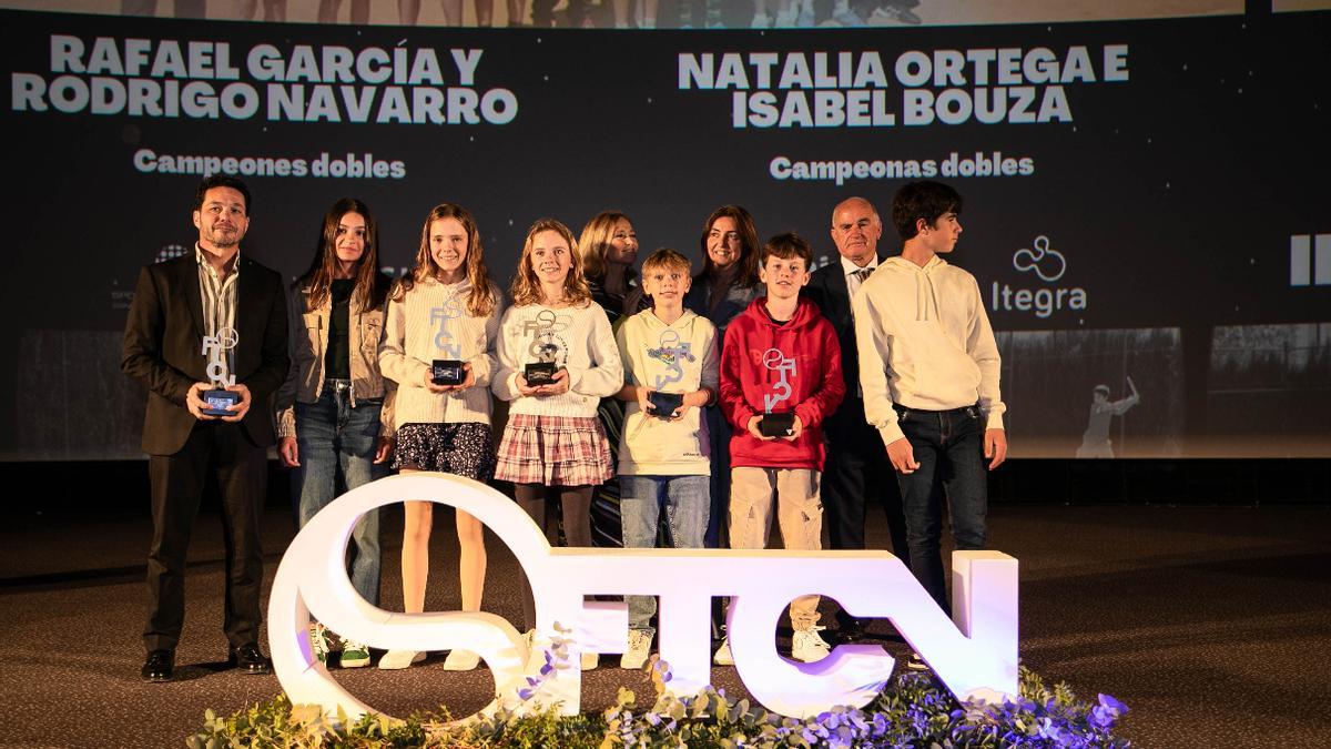 Algunos de los premiados en la Gala del Tenis 2023 de la FTCV.