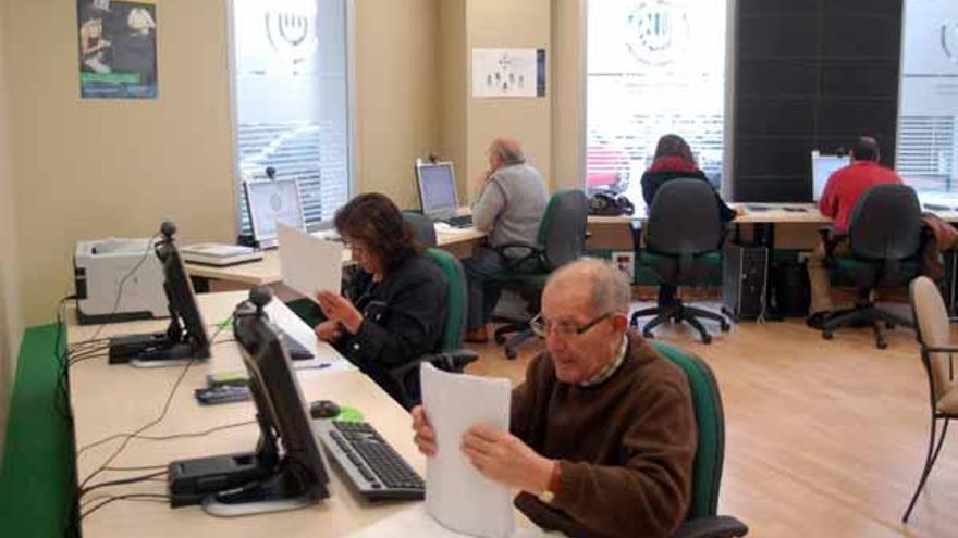 Usuarios en el centro de dinamización de la sociedad de la información.