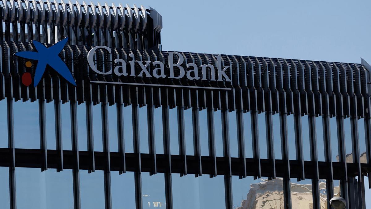 Fachada del edificio de CaixaBank, en Madrid (España)