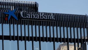 Archivo - Fachada del edificio de CaixaBank, en Madrid (España)