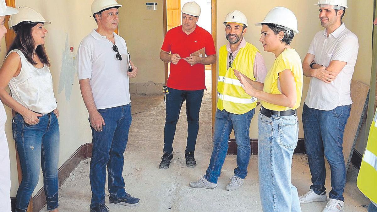 La alcaldesa de Santomera ha visitado las obras del edificio junto a los técnicos que están supervisando los trabajos