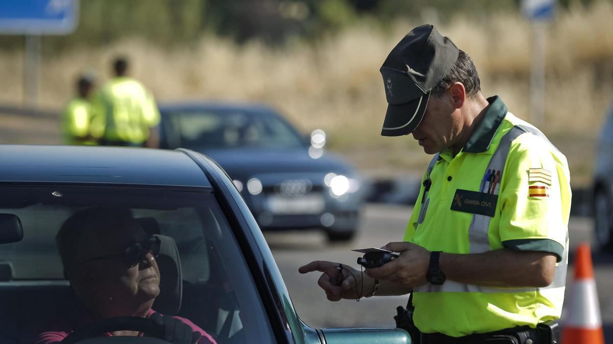 Control de carreteras por parte de agentes de Tráfico.