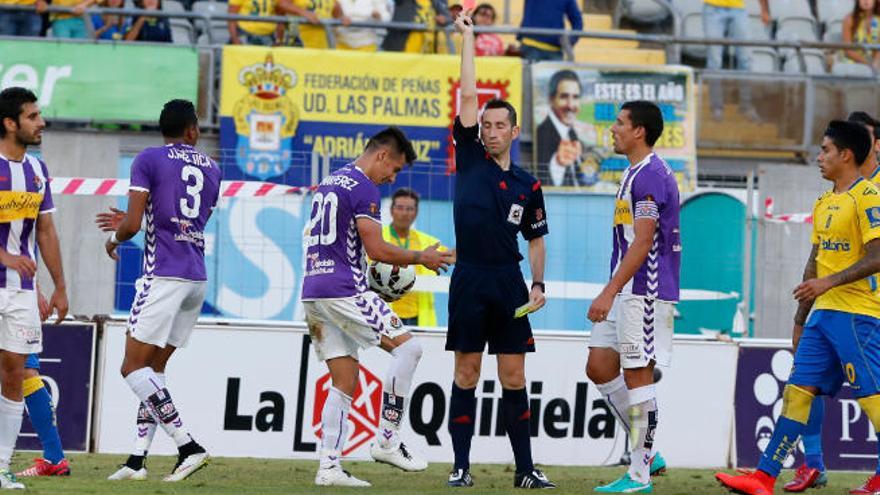 El colegiado Gorka Sagués Oskoz muestra una cartulina roja en el partido de promoción de ascenso a Primera División entre Las Palmas y el Valladolid.