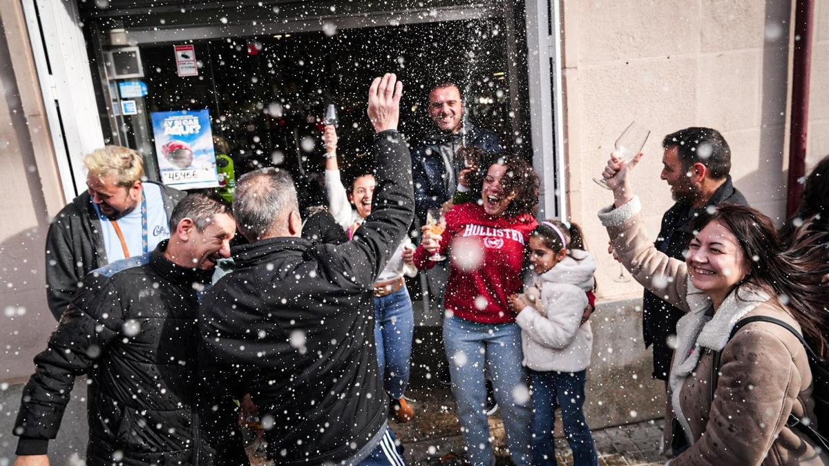 Celebración en el bar O'Limia, donde se han repartido al menos ocho series de uno de los quintos premios.