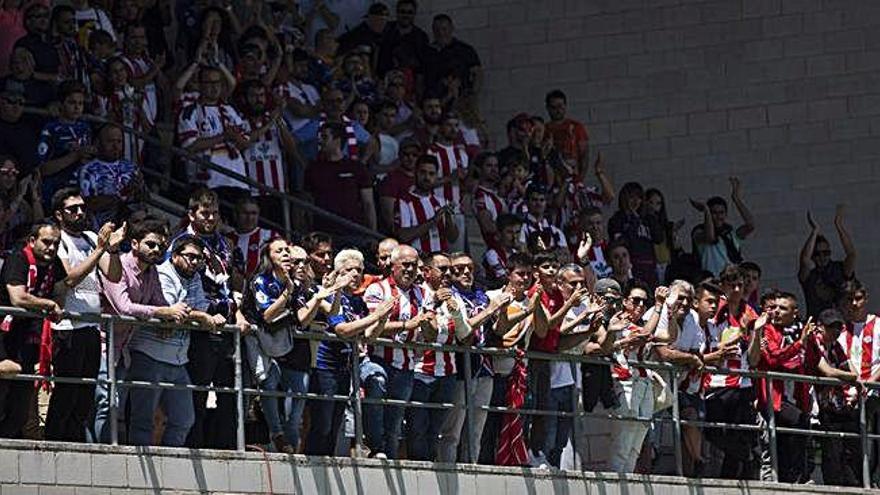 1- Los aficionados rojiblancos ocuparon casi la mitad de la grada de Matapiñonera. 2- El senador Martínez Maíllo y el diputado provincial Aurelio Tomás, conversan con el directivo Alfredo Ruiz. 3- Los jugadores del Zamora se retiran del campo cabizbajos en el descanso. 4, 5 y 6- Tres imágenes de la afición zamorana que volvió a responder con creces en el partido de ayer. 7- El equipo inicial del Alcobendas Sport. 8- Una de las broncas que se produjeron a lo largo del partido de ayer aunque ninguna tuvo consecuencias.