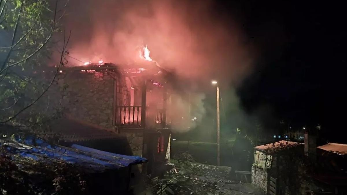 El reciente incendio en una casa de Casielles.