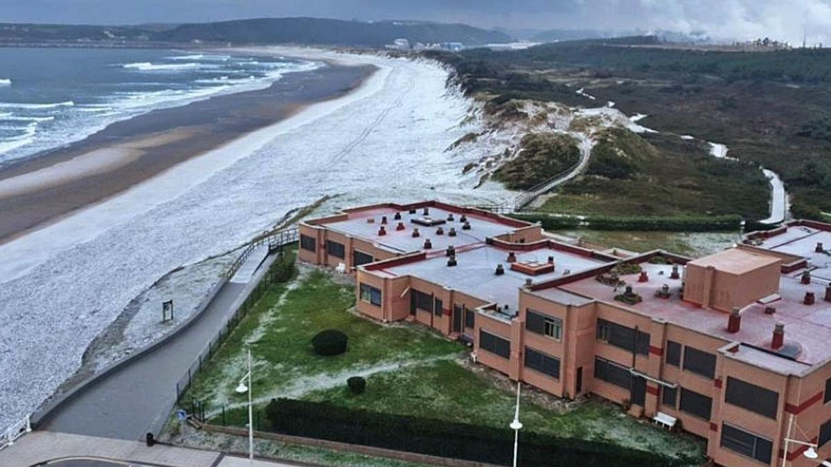 La borrasca “Filomena” deja nieve hasta en la playa de Salinas