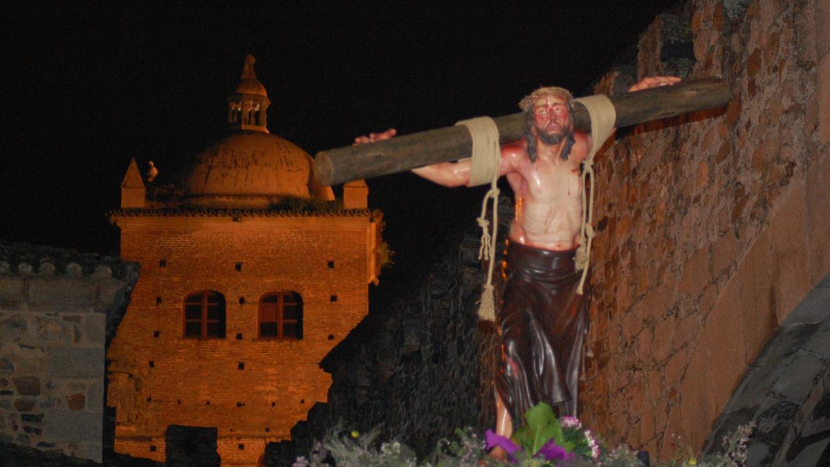 Paso titular de la cofradía, que procesiona en la Madrugada cacereña.