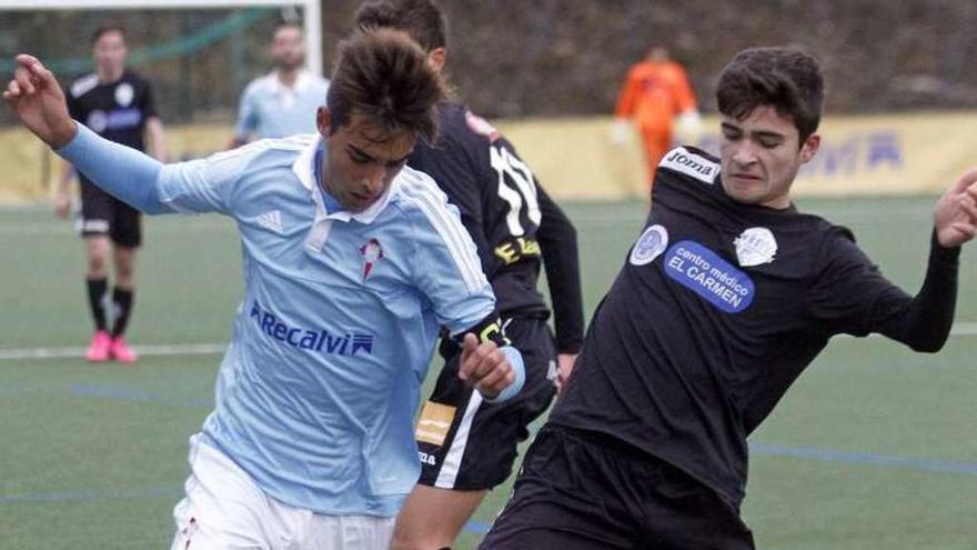 Un jugador del Celta trata de llevarse el balón. // José Lores