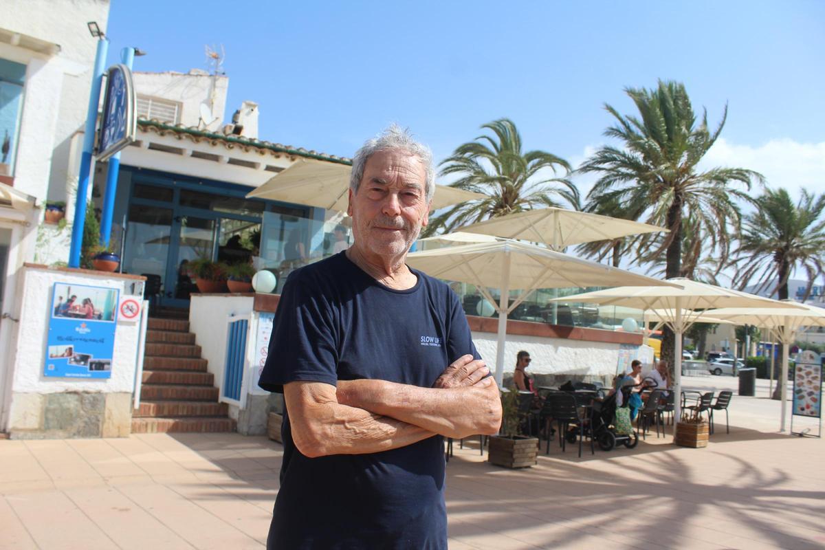 Mateu Casañas fotografiat davant el local el dia de l'anunci del seu tancament