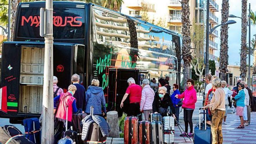 Cinco aviones que venían llenos de turistas de Gran Bretaña a Alicante se dan la vuelta en Francia