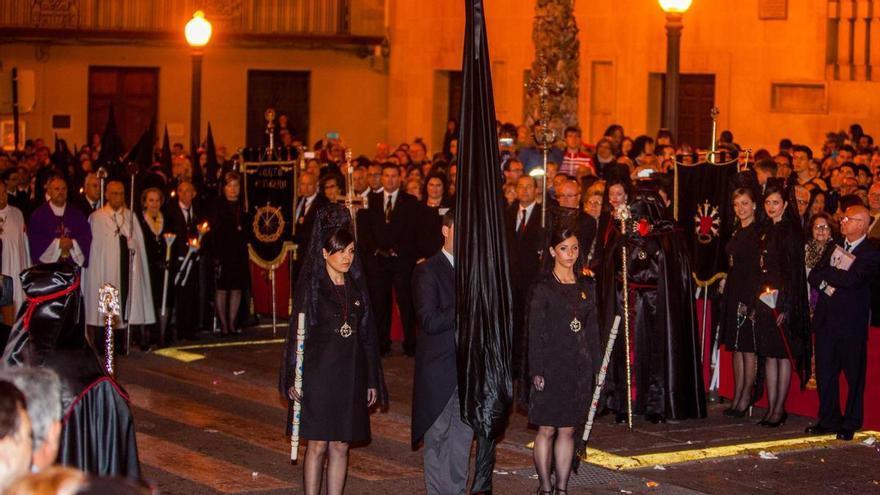 La oposición rechaza el nuevo protocolo de ropa para procesiones de Elche: ni tejas ni mantillas