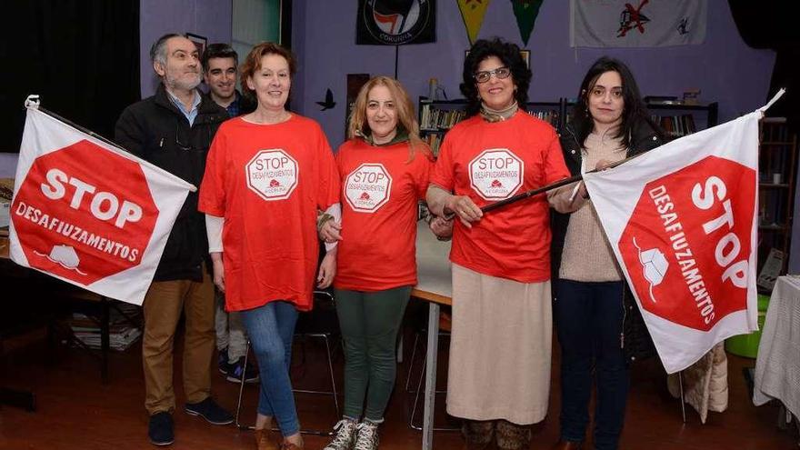 Pablo Fernández, a la izquierda, con compañeros de Stop Desahucios en A Coruña.