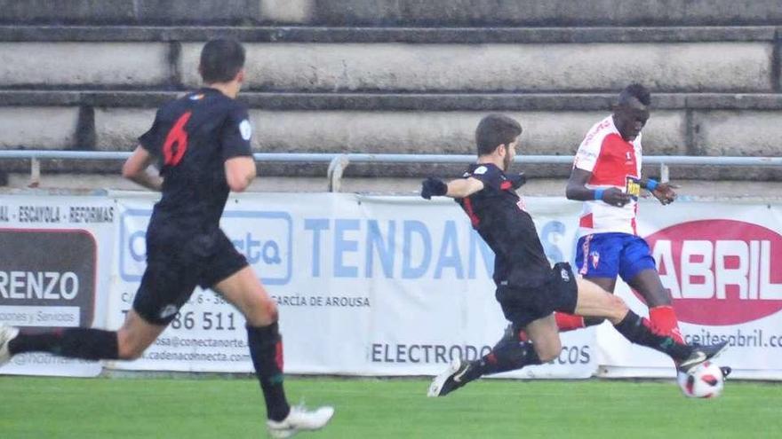 Sylla trata de superar a Vérez ante la mirada de Javi Varela, que acabaría siendo expulsado por doble amarilla en el minuto 80. // Iñaki Abela