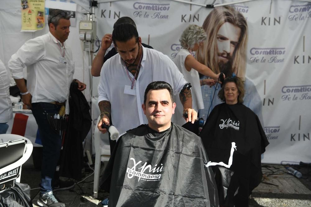 Las jardines de Méndez Núñez se convierten en peluquería improvisada por una buena causa. Más de 70 peluqueros de diferentes puntos de España participaron en la Barbería Solidaria.