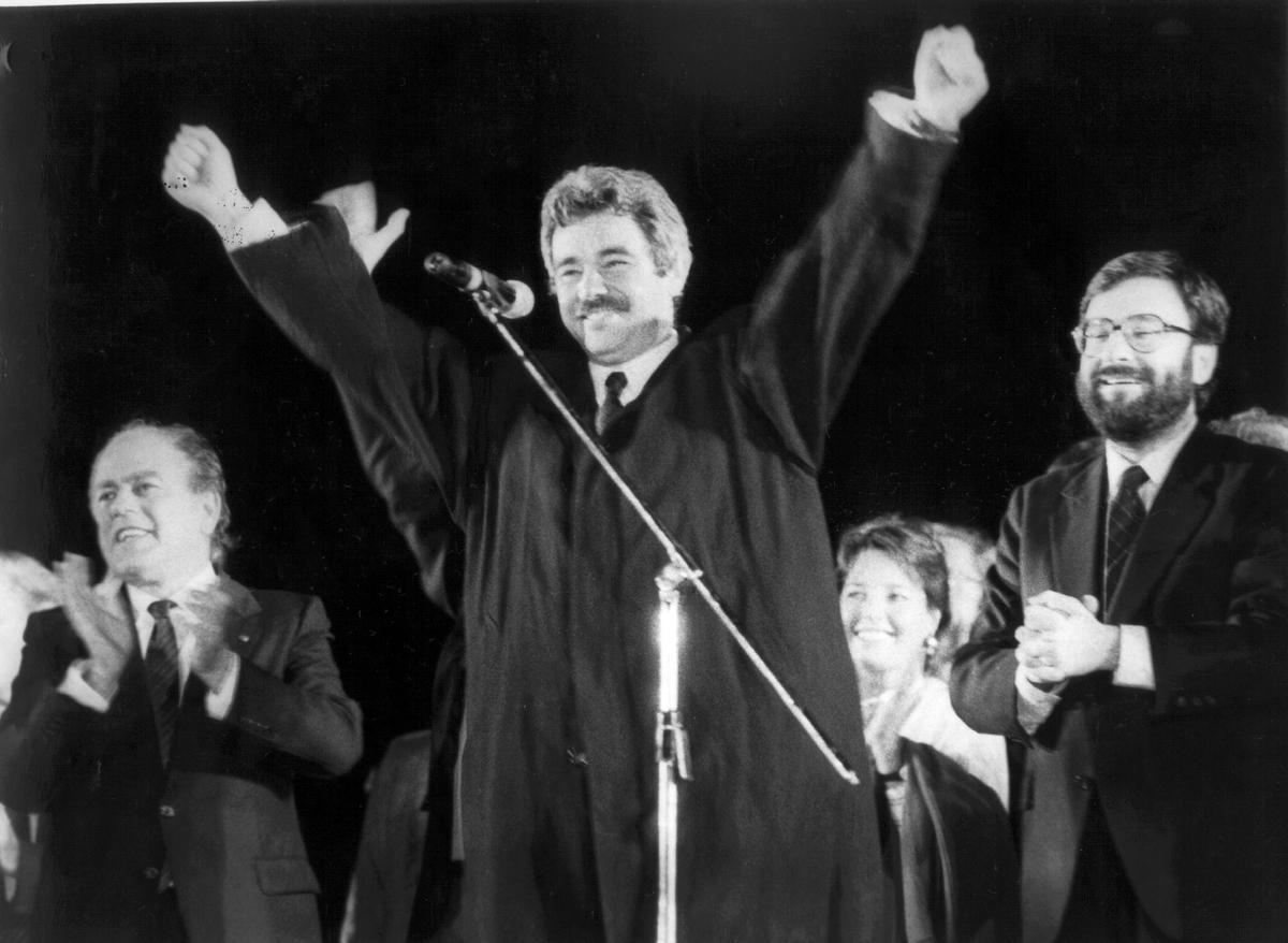 Pasqual Maragall muestra su alegría al recibir la ciudad de Barcelona la nominación como sede olímpica, el 17 de octubre de 1986. A su lado, Jordi Pujol y Narcís Serra