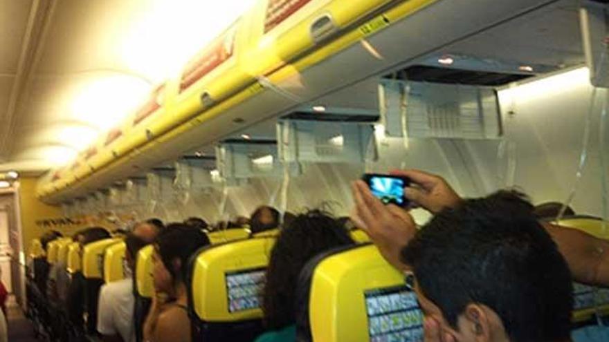 Interior del avión, en el momento en el que caen las mascarillas.