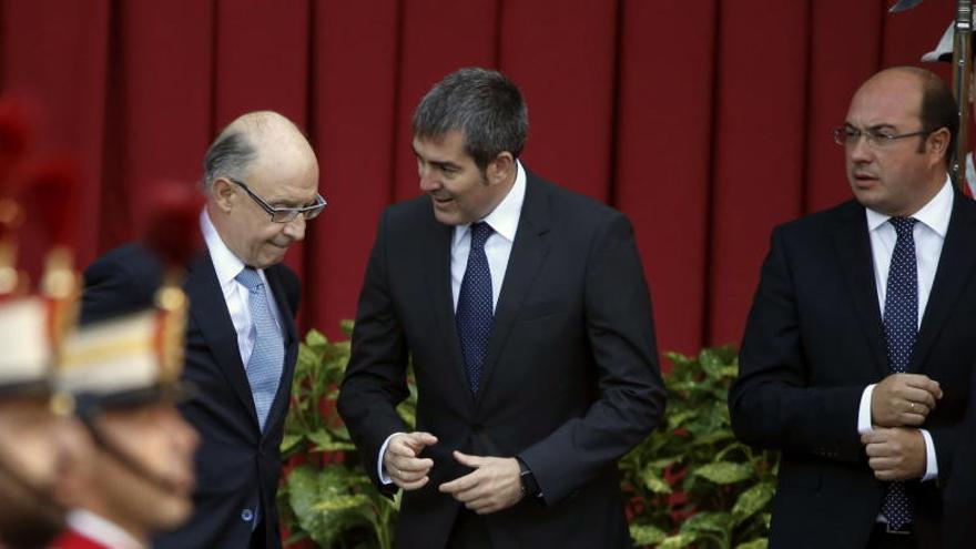 Sánchez (d) en los actos de la Fiesta Nacional, foografiado junto a Montoro y Clavijo.