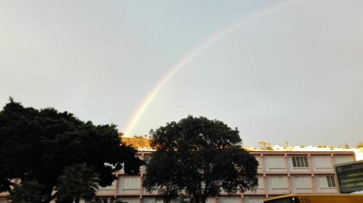 Arcoíris sobre los institutos de la calle Tomás Morales.