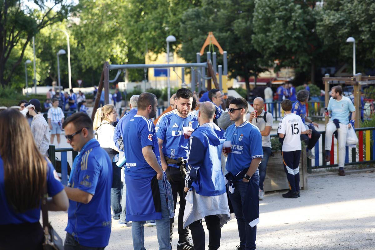 En imágenes: El oviedismo tiñe Madrid de azul en una previa muy asturiana