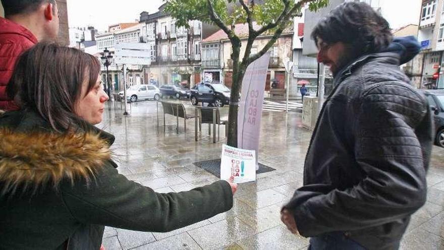 El punto informativo estuvo en la Praza da Farola. // Bernabé/Adrián Rei