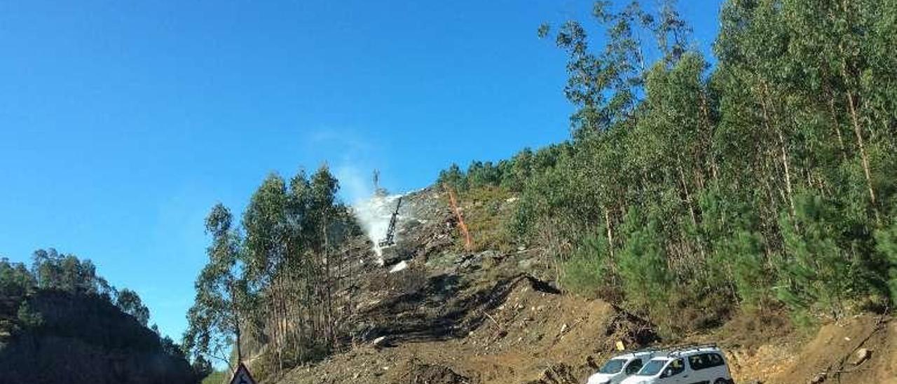 Trabajos de eliminación de un talud del corredor en Domaio. // G.N.